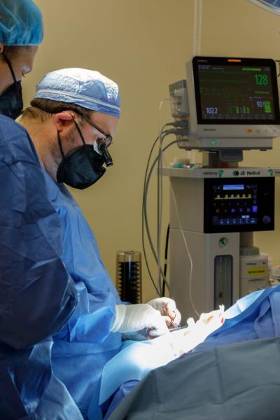 Joseph Morgan, MD, a surgeon in the UNMC Department of Orthopaedic Surgery, repaired a dislocated knuckle on the hand of a Francois langur named Yuki.