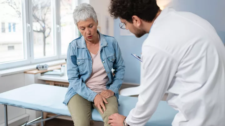 Woman talking to doctor about knee